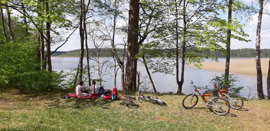 Piknik nad jeziorem z rowerami